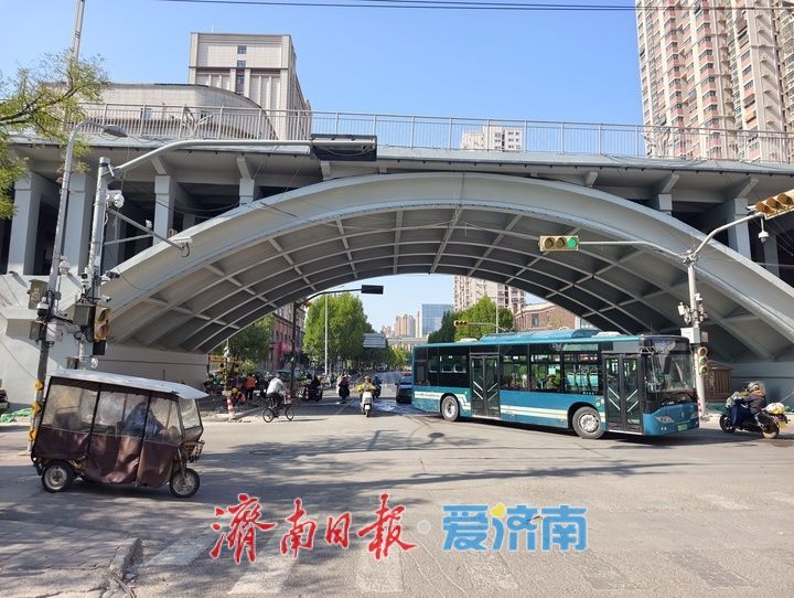 项目强省会｜围挡拆除新貌亮相 济南纬二路跨铁路天桥桥下道路恢复通行