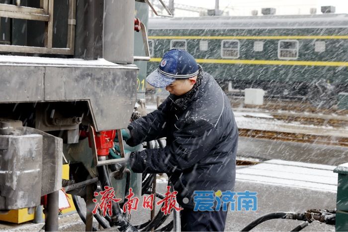 “以雪为令、见雪上岗” 国铁济南局济南车辆段鏖战今冬首场降雪确保旅客安全出行