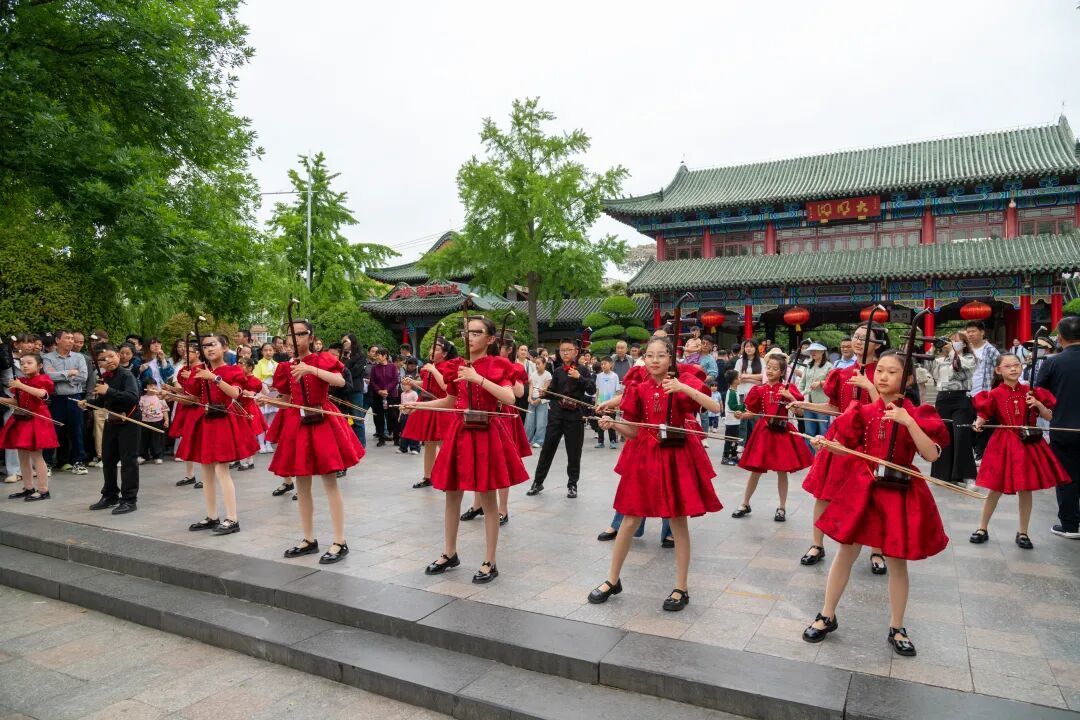 泉力集结·悦享五一｜天下第一泉风景区假期首日人气爆棚