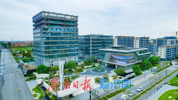 玻璃幕墙加紧施工 王舍人站前商务区商务载体展露新姿