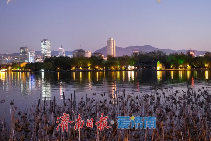 一年四季 泉在济南丨大明湖冬日晚照，老城新韵绘就泉城暮色