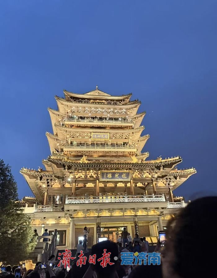 一年四季 泉在济南丨市民争相到大明湖畔享清凉