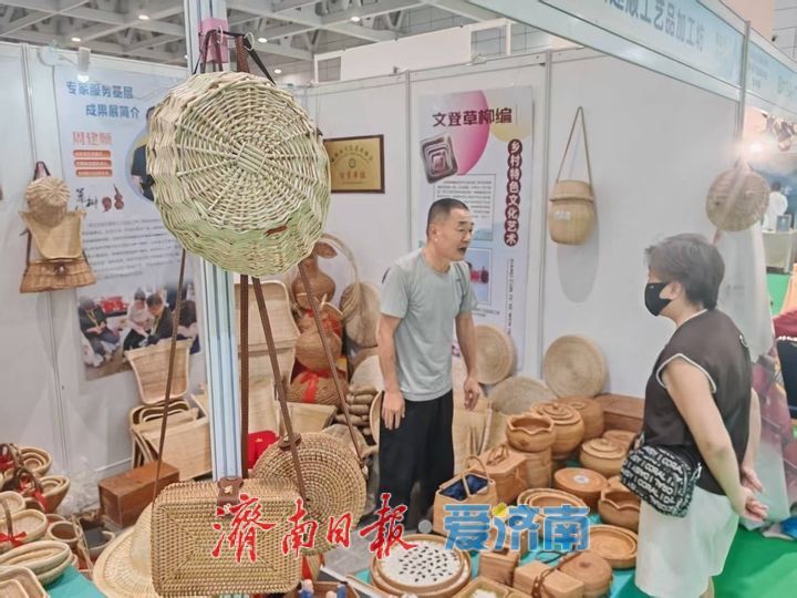 草柳诉传承 文登草柳编亮相“泉・茶”国际文化艺术周