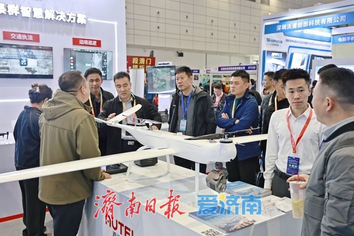 全品类无人机亮相展会 硬核科技成现场吸睛焦点