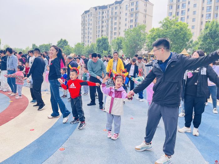 济南市历城区华山中心幼儿园湖畔园举办亲子运动会