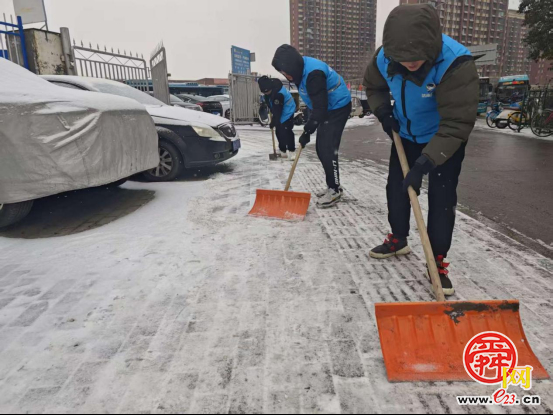 济南“掌上城管”志愿服务队落实“门前五包” 合力清雪除冰保畅通