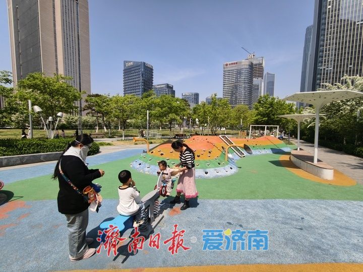 一年四季 泉在济南丨泉城春日好风光，市民绸带公园享惬意