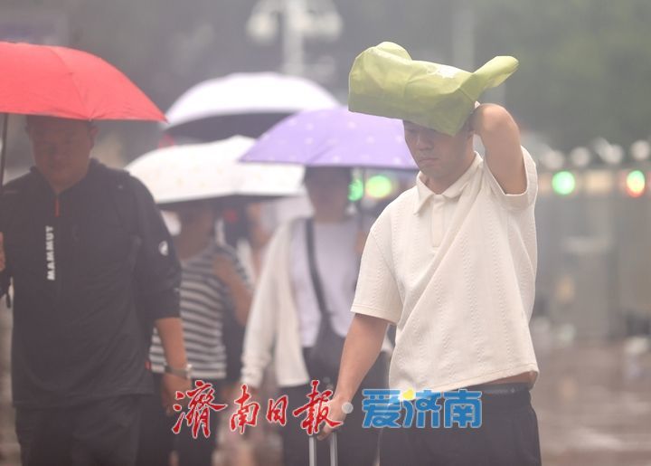 2025年铁路暑运雨中启动 济南站客流平稳 旅客有序踏上旅程