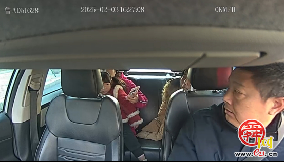 雷锋精神在城市街头：一位出租车司机的温暖故事