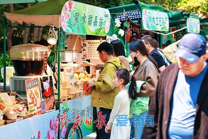 黑虎泉畔文创市集热闹非凡 泉水与文创相融点亮泉城假日