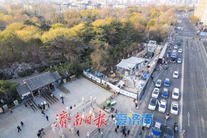 泉城广场过街地下通道地面亭雏形初现