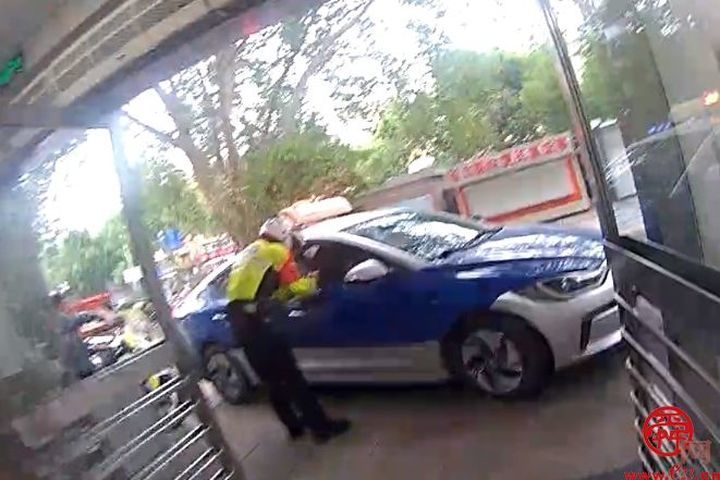 分秒必争！济南交警火线驰援临盆孕妇送医