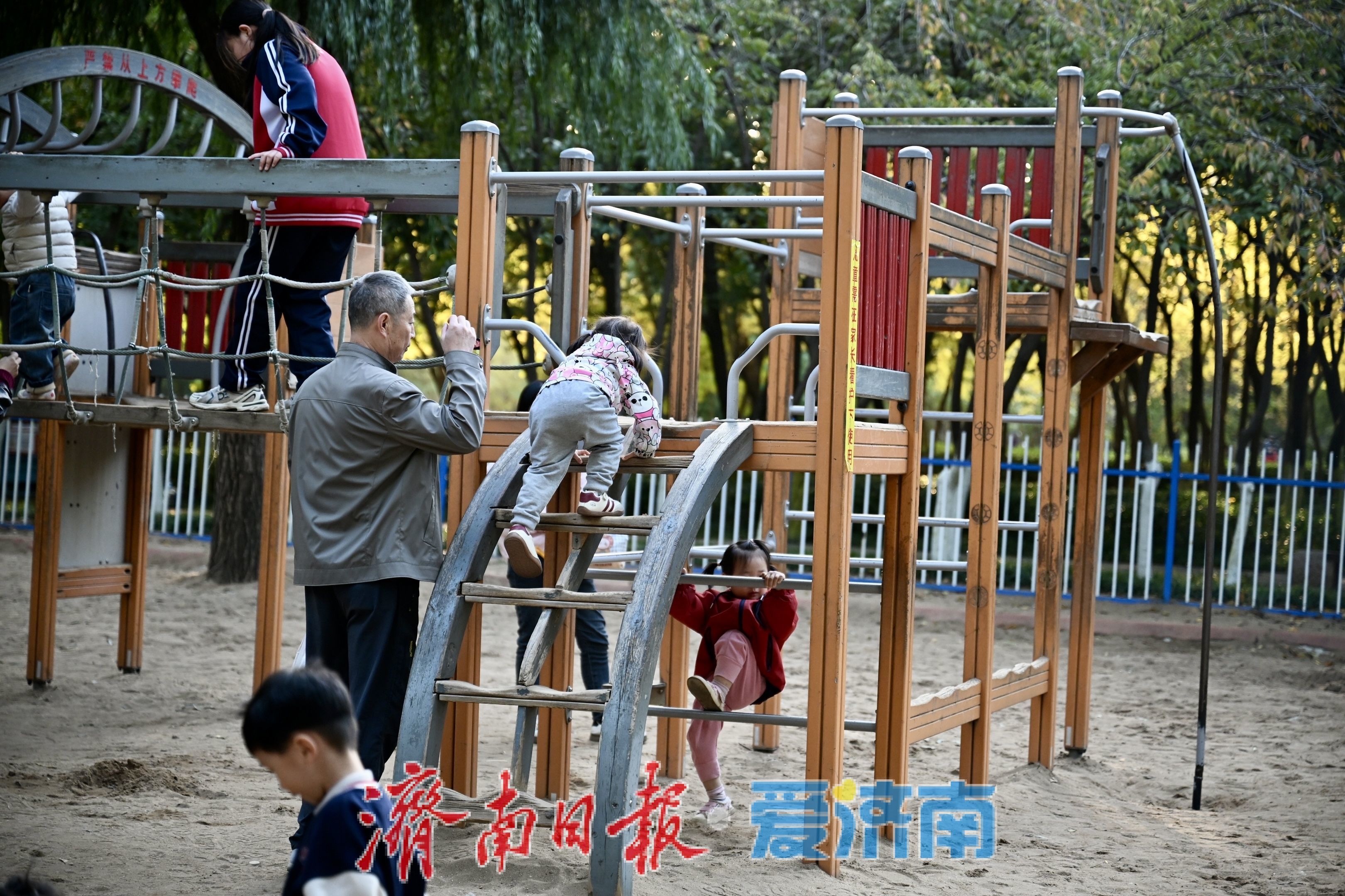 秋日遛娃好去处 济南森林公园儿童乐园人气高涨