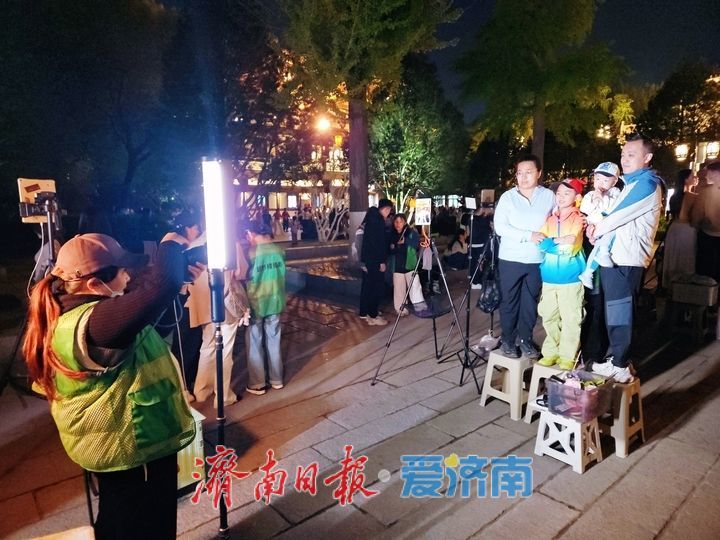 一年四季 泉在济南丨超然楼人气持续火爆 摄影商机悄然兴起 文旅新业态点亮泉城夜经济