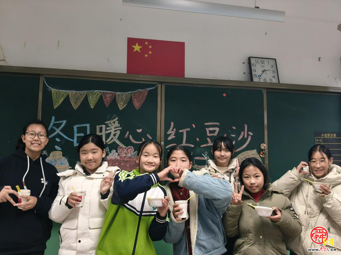济南市天桥区桑梓回民小学开展“巧手做暖粥 感恩伴寒冬”主题活动