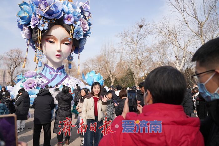 “泉”在济南过大年｜大明湖畔“夏雨荷”花灯俏皮续热