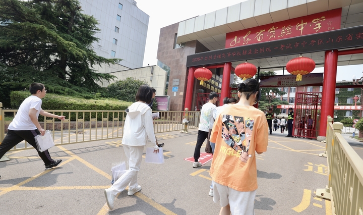 山东高考外语恢复听力考试 场外静音守护