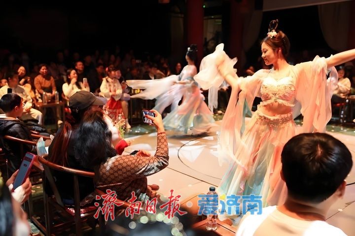 趵眼丨大明湖畔的萨克斯风，偶遇济南的人文“惊喜”