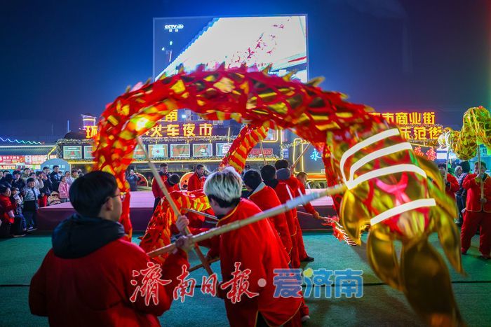 金龙巡游遇潮玩快闪 环联夜市点亮泉城元宵夜