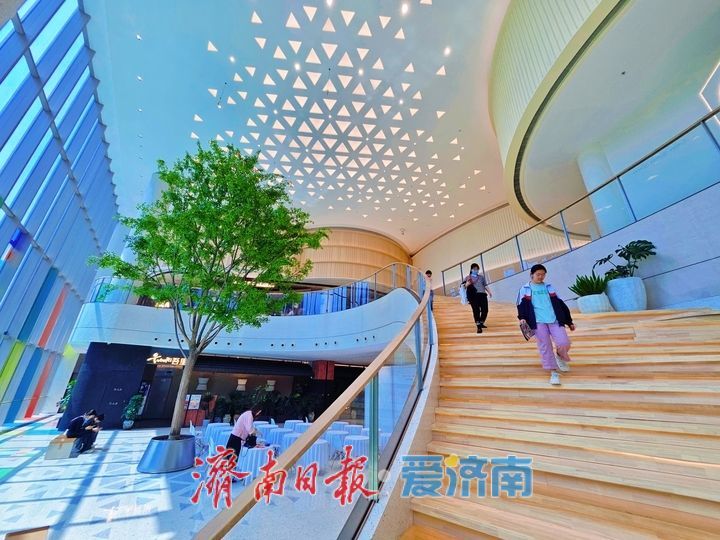 绿植添韵扮靓商场 生态休闲赋能购物新体验