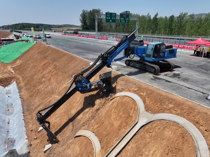 全国首创！道路附属设施智能建造体系在济发布，可提高施工效率50%以上