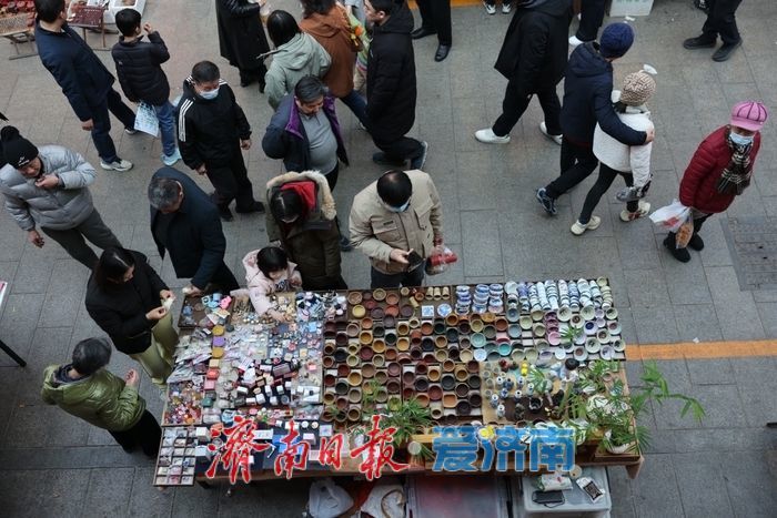 气温回升，济南英雄山文化市场热闹非凡