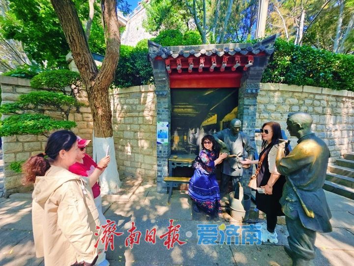 护城河畔铜韵流芳 雕塑群像镌刻城市记忆