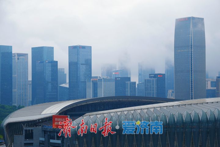 流云穿梭楼宇间 城市邂逅朦胧美
