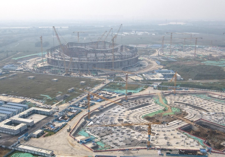 The project strengthens the provincial capital｜The hoisting of the roof steel structure trusses of the professional football field project of Jinan Yellow River Sports Center is progressing smoothly