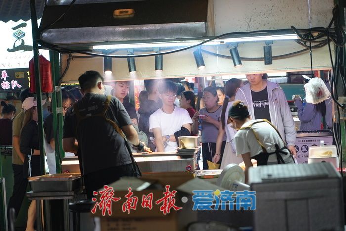 一年四季 泉在济南丨越夜越精彩！升腾烟火气让泉城夜经济持续升温