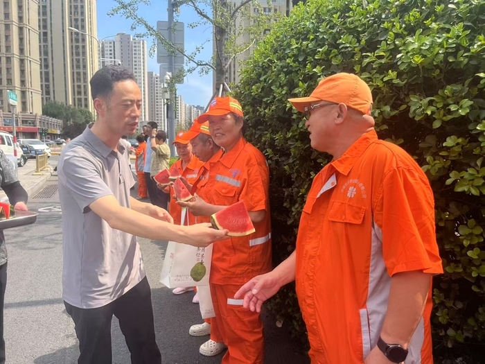 高温下的“清凉守护”：济南136处歇脚点为环卫工人撑起夏日绿荫