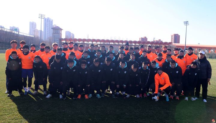山东泰山足球俱乐部助力青少年足球发展 加强校园足球交流