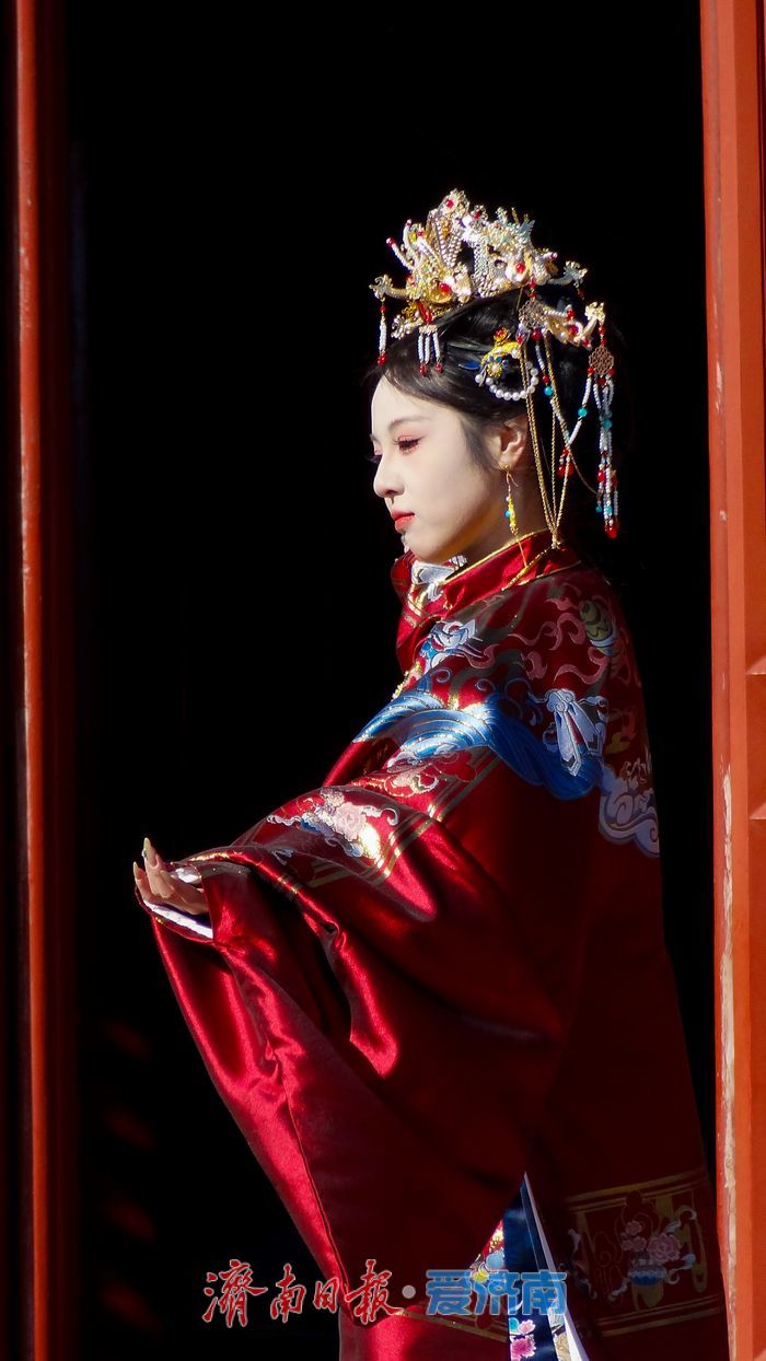 红墙金瓦映华裳！济南府学文庙上演冬日汉服打卡文化热潮