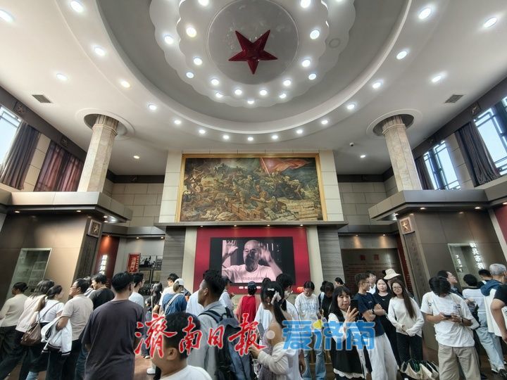 假日赴红色之约 解放阁迎来参观热潮