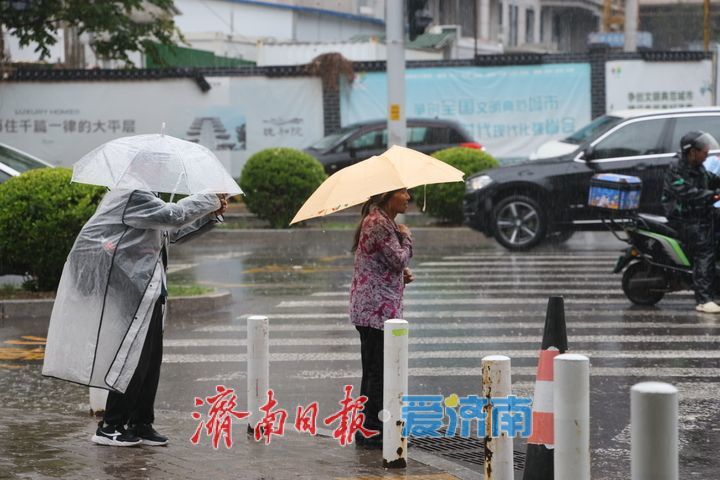 细雨润泉城 伞花伴童归
