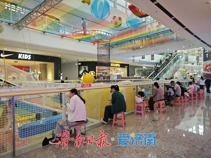 天气按下遛娃“切换键” 室内乐园成雨天亲子好去处