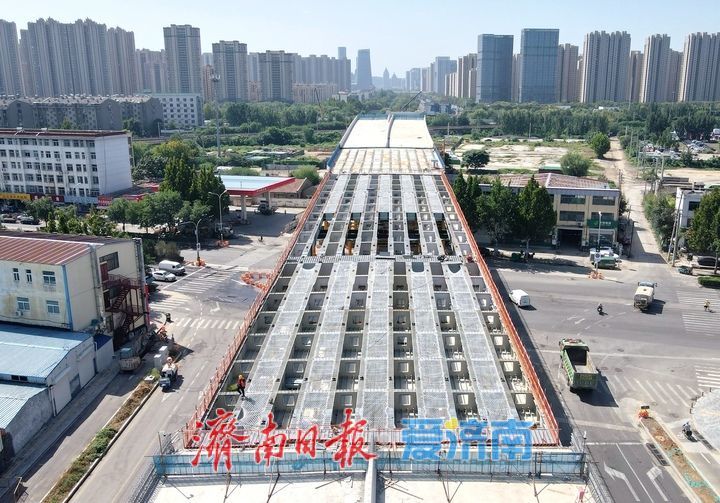 腊山河西路北延二标段全线钢箱梁吊装完成