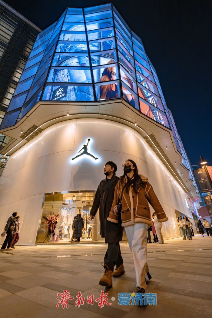 一年四季 泉在济南丨济南泉城广场夜景美轮美奂，灯光织就都市繁华