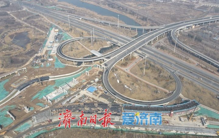 黄岗路穿黄隧道黄河北岸连接线高架箱梁陆续亮相
