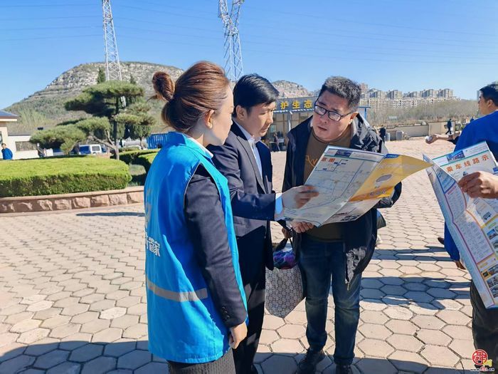 文明祭祀寄哀思 绿色出行暖清明——济南公交南部公司开展“火纸换鲜花”便民服务活动