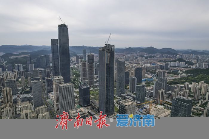 济南信泰中心主塔楼幕墙安装接近尾声