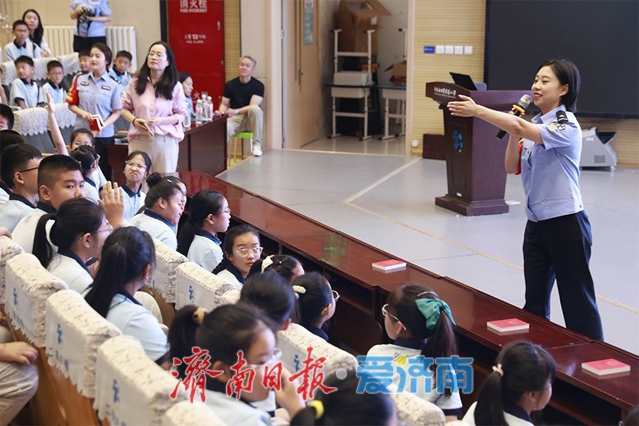 民法典宣传月丨天桥公安进校园开展法治教育宣传