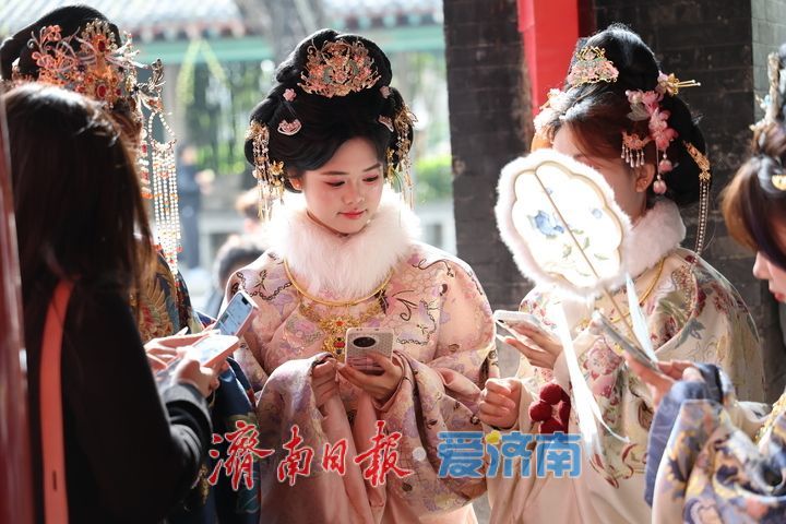 春雨泉涌迎客来