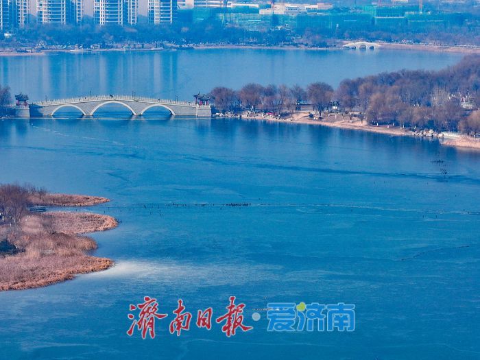 冰凝绘盛景 华山湖冬日冰封如入水墨长卷