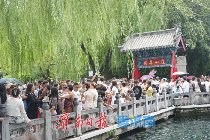 一年四季 泉在济南丨“趵突腾空”胜景在线 游客纷至沓来赏泉韵