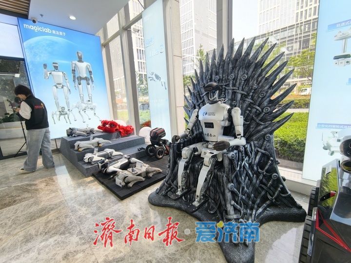 机器人6S中心热度不减 零距离触摸未来科技魅力