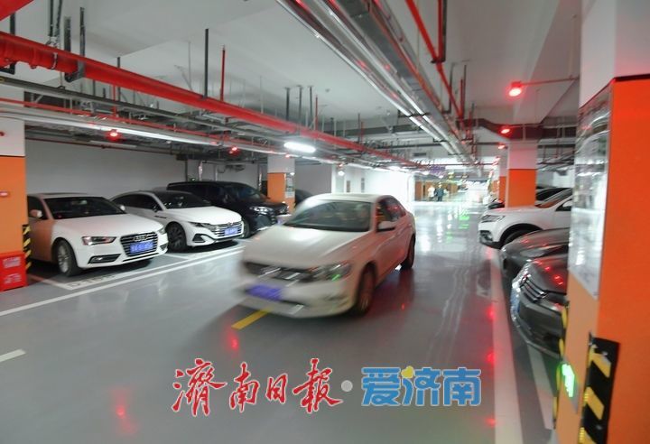 泉城广场新建“城市智慧停车场”启用