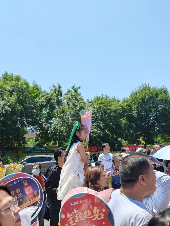2026年高考首场考试结束 葵花相伴笑意融融