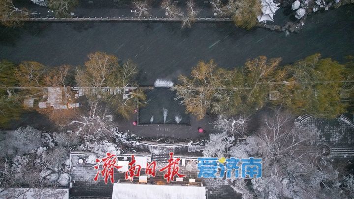 雪润泉城 护城河上演冬日仙境