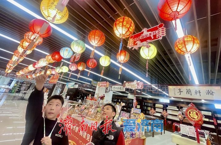 民俗灯笼映书香 读者打卡喜迎春